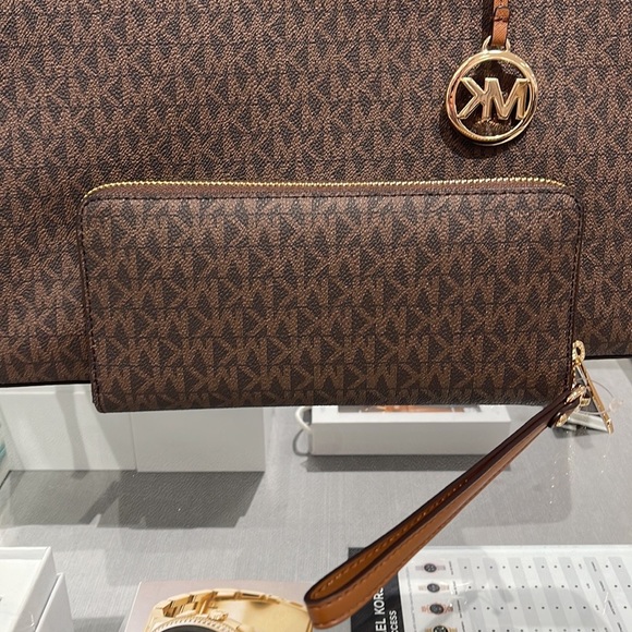 Michael Kors Jet Set Travel Large Travel CONTINENTAL wallet-wristlet-phoneholder - Picture 15 of 16